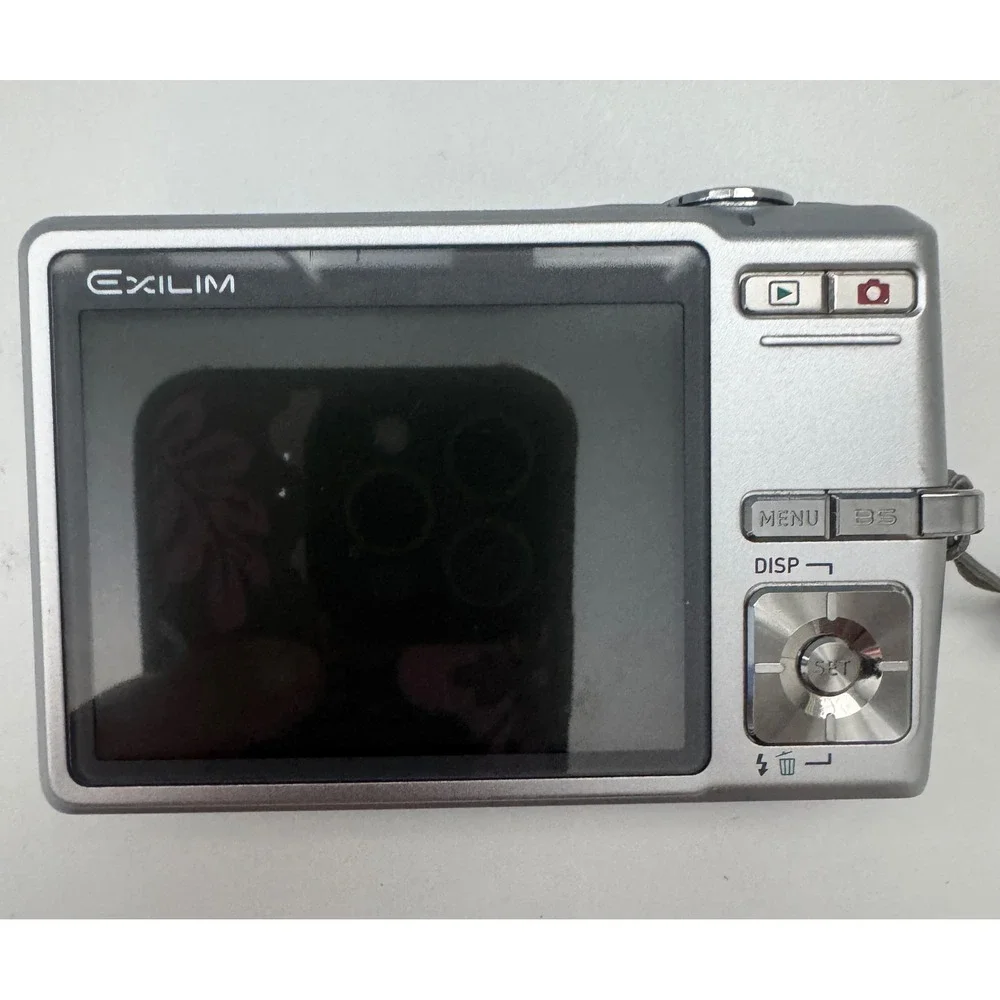 Casio Exilim EX-Z500 5.0MP Digital Camera Silver Bundle with SD Cards